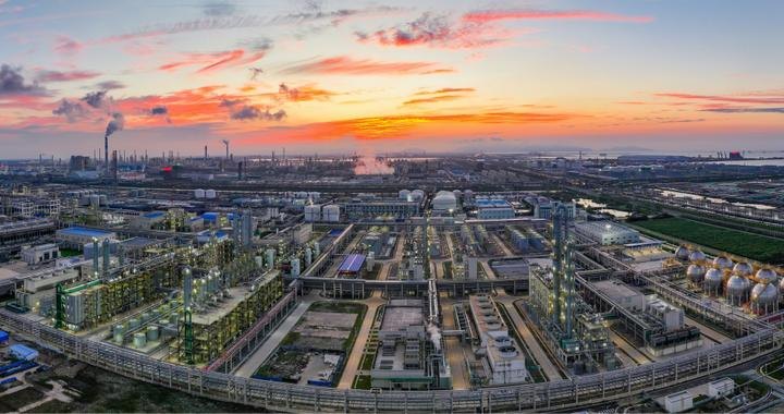 不只是“山海之城”，连云港以“石化森林”锚定城市新坐标